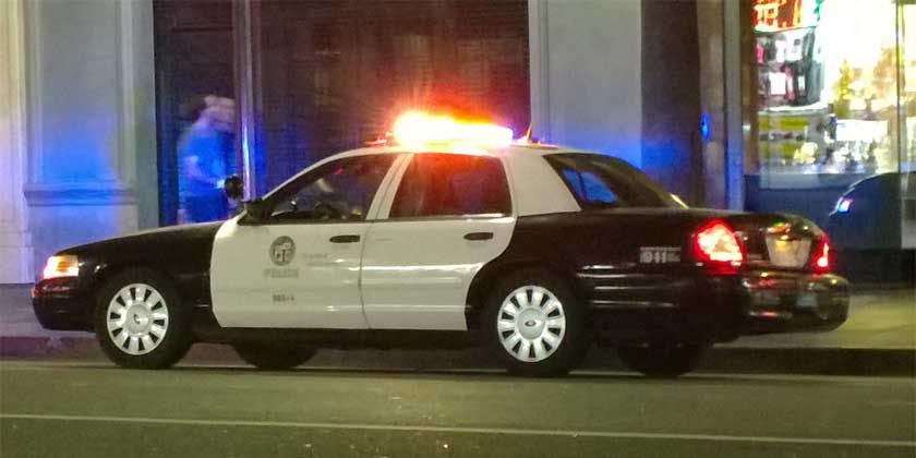 Vehículo policial durante una parada policial